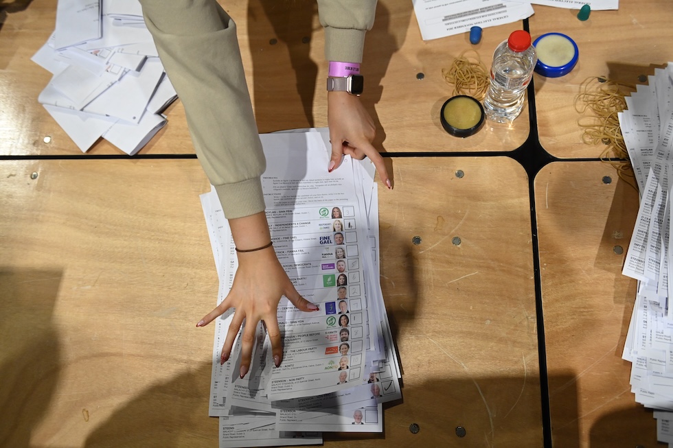 Una scheda elettorale, con i candidati in ordine di preferenza, in un seggio di Dublino, il 30 novembre 