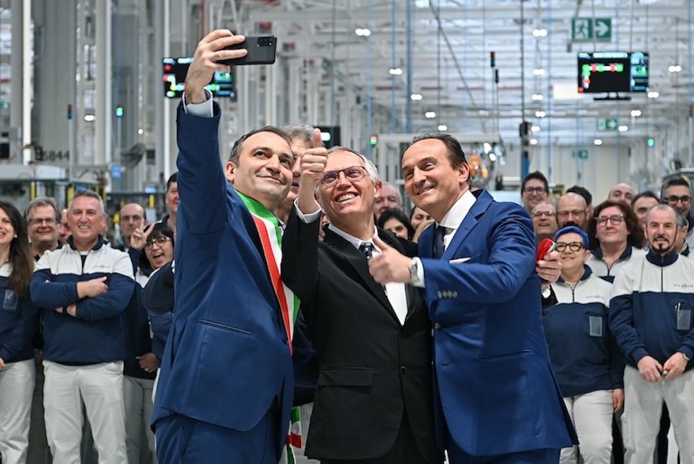 Stefano Lo Russo, sindaco di Torino, Carlos Tavares, amministratore delegato di Stellantis, e Alberto Cirio, presidente della Regione Piemonte, durante una visita di Tavares nello stabilimento di Mirafiori, lo scorso aprile 