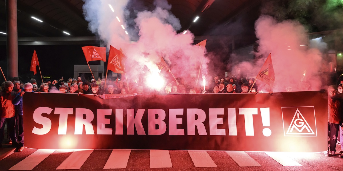 I dipendenti di Volkswagen manifestano davanti allo stabilimento di Zwickau, in Germania, 30 novembre 2024 (Hendrik Schmidt/dpa via AP)