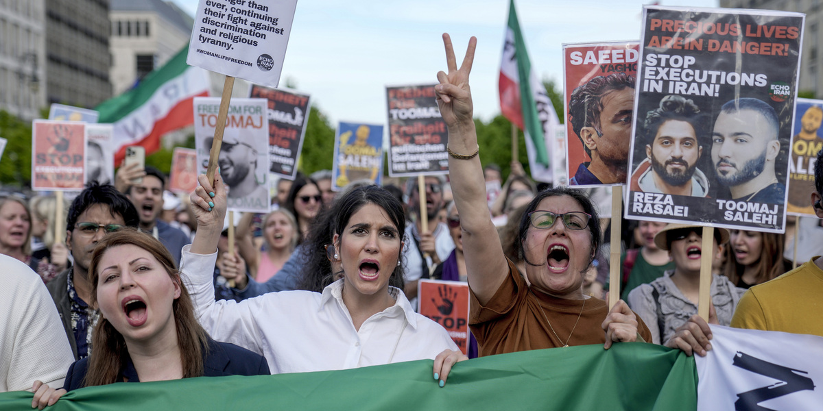 Una manifestazione a favore della liberazione di Toomaj Salehi a Berlino, nell'aprile del 2024 (AP Photo/Ebrahim Noroozi, File)