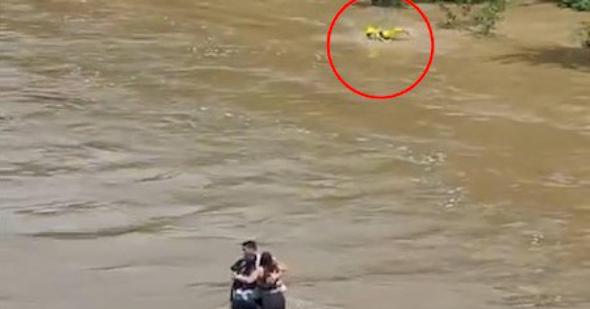 Un fermo immagine del video che ritrae le tre persone morte mesi fa nella piena del fiume Natisone, pochi istanti prima di venire travolte, mentre cercavano di resistere alla corrente