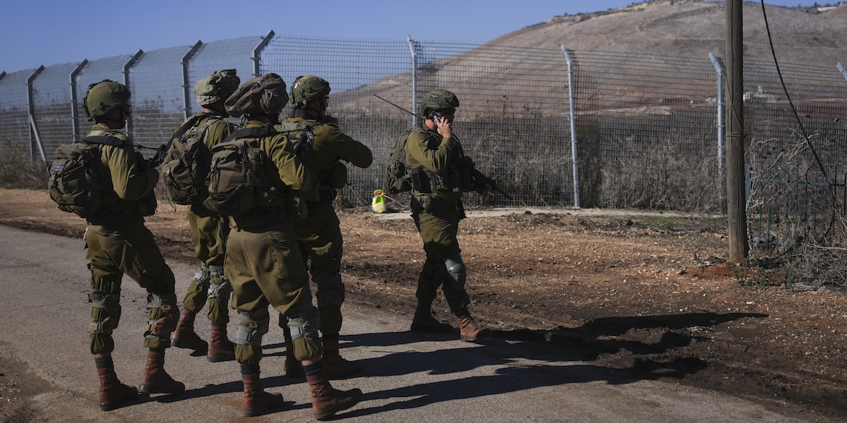 Soldati israeliani al confine con il Libano, il 2 dicembre 2024 (AP Photo/Ohad Zwigenberg)