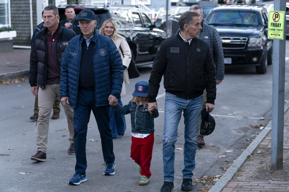 Joe e Hunter Biden con il figlio di Hunter, Beau, nel novembre 2024