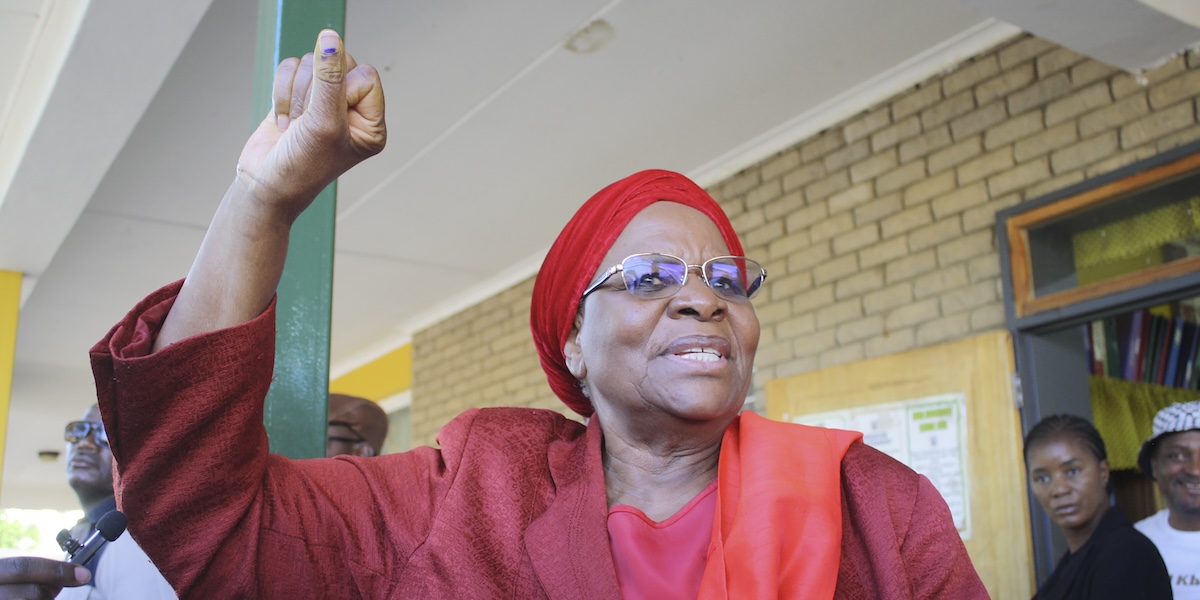 Netumbo Nandi-Ndaitwah, vincitrice delle elezioni presidenziali in Namibia, durante il voto, il 27 novembre (AP Photo/Esther Mbathera)