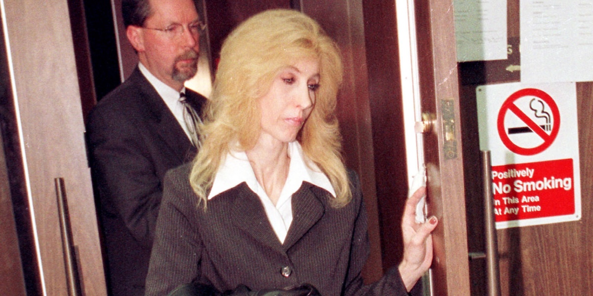 Debbie Nelson in tribunale dopo un'udienza di un processo contro il figlio, Eminem, nel 2001 (Bill Pugliano/Newsmakers)