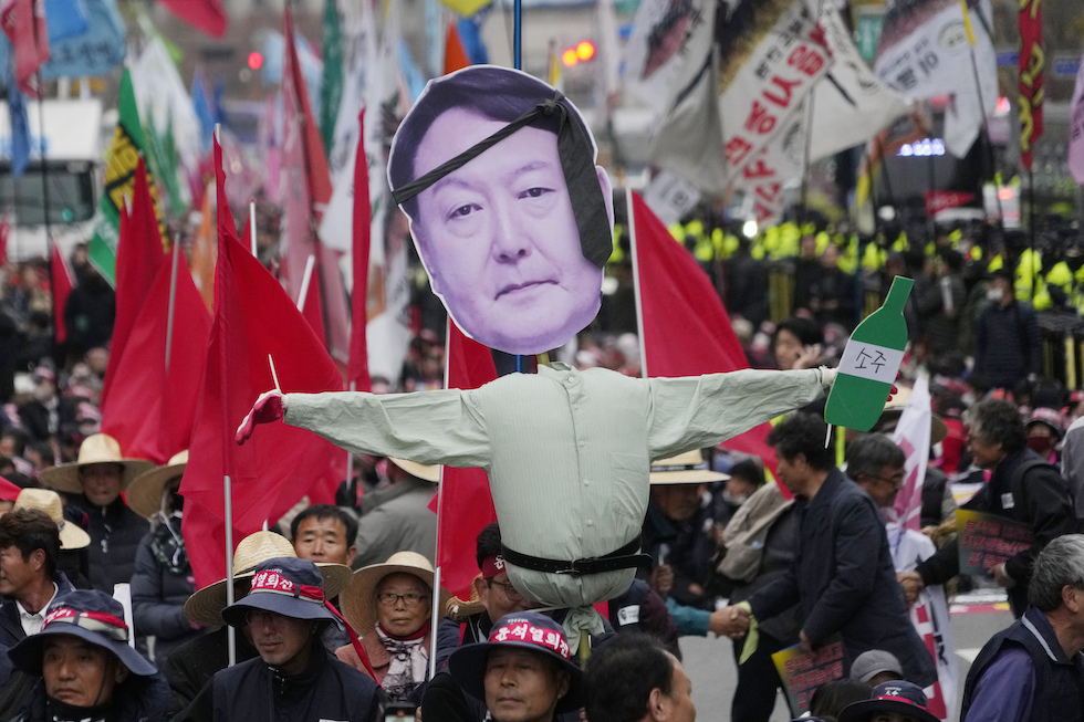 Una manifestazione contro Yoon nel novembre 2024 