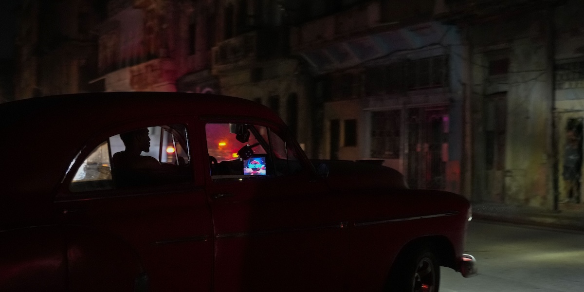 Un'auto a Cuba durante un blackout a ottobre (AP Photo/Ramon Espinosa)