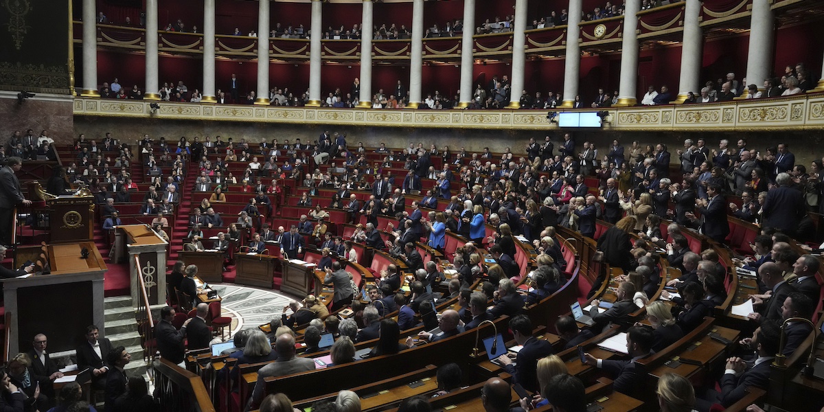 Parlamentari francesi riuniti il 4 dicembre (AP Photo/Michel Euler)