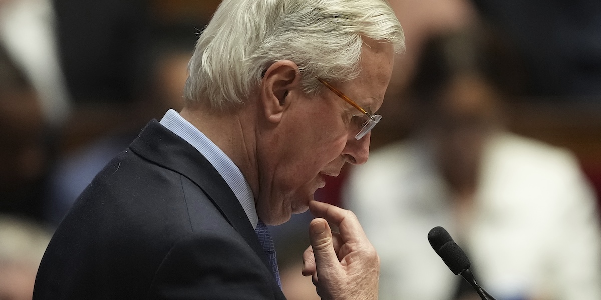 Il primo ministro Michel Barnier durante il discorso tenuto all'Assemblea nazionale poco prima del voto, 4 dicembre 2024 (AP Photo/Michel Euler)