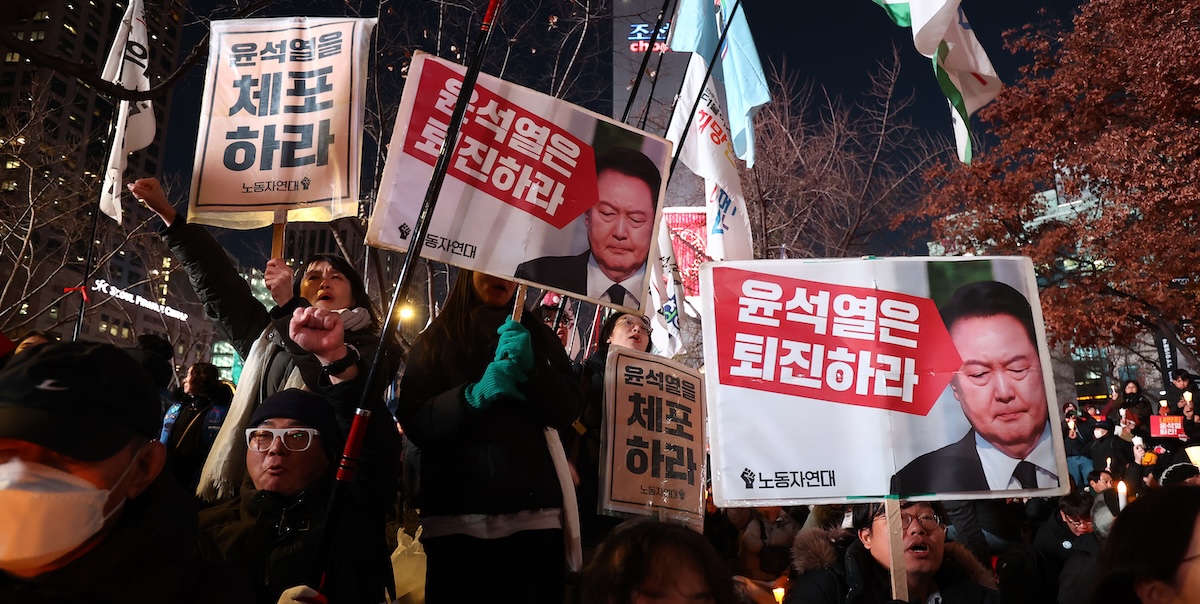 Una manifestazione contro il presidente sudcoreano Yoon Suk-yeol, a Seul (Chung Sung-Jun/Getty Images)