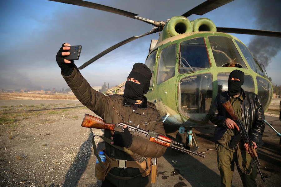 Foto di ribelli siriani dopo la conquista dell'aeroporto militare di Nayrab (EPA/Bilal al Hammoud) HAMMOUD)