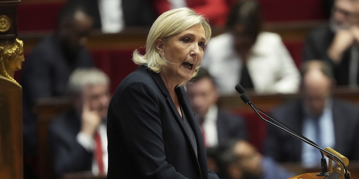 Marine Le Pen durante il dibattito parlamentare prima del voto sulla mozione di sfiducia al governo Barnier (AP Photo/Michel Euler)