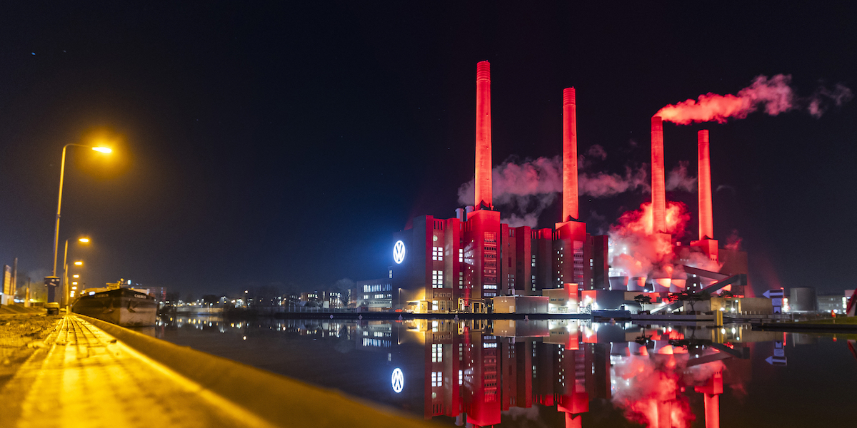 Lo stabilimento della sede centrale di Volkswagen, a Wolfsburg, illuminato di rosso alla mezzanotte del 30 novembre, prima dell'inizio dello sciopero (Michael Matthey/dpa via AP)