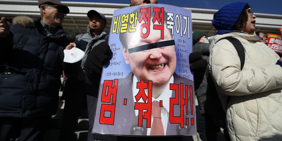 Una manifestazione di protesta contro Yoon Suk-yeol, a Seul (Chung Sung-Jun/Getty Images)