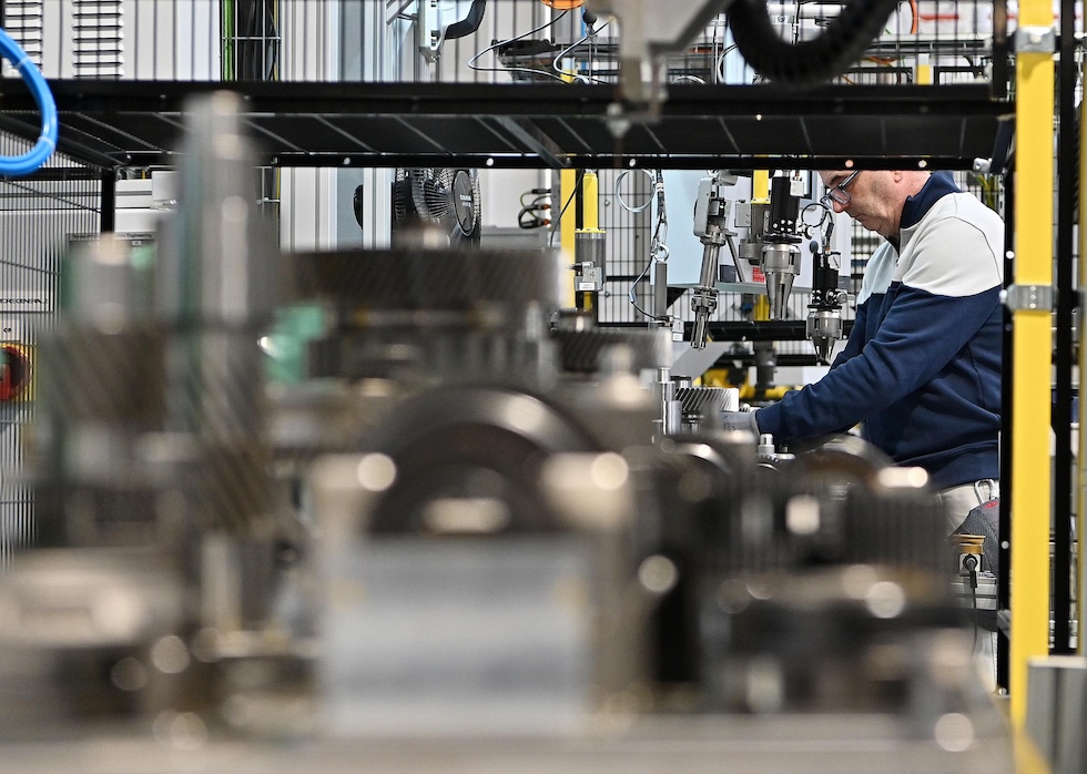 Un lavoratore nello stabilimento di Stellantis a MIrafiori 