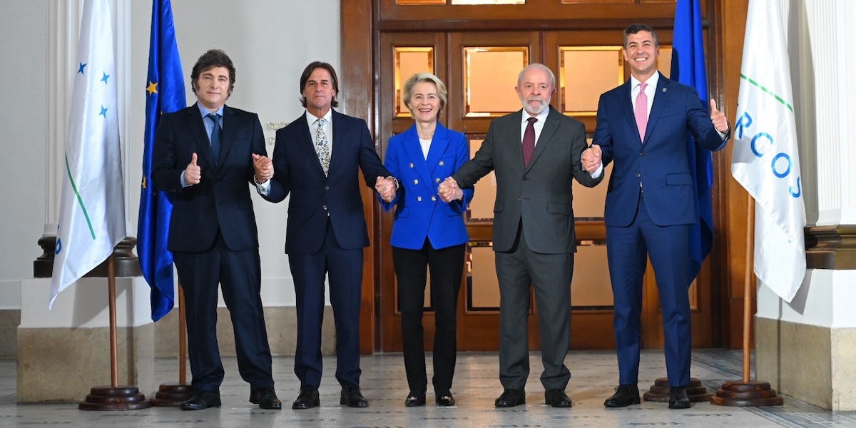 La presidente della Commissione Europea Ursula von der Leyen con i leader dei paesi del Mercosur (Dal profilo X di von der Leyen)