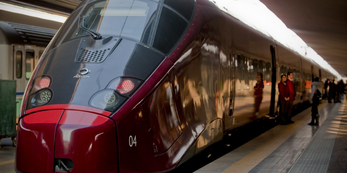 Un treno Italo Alta Velocità fermo in una stazione