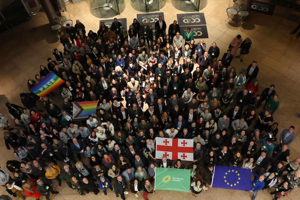 La foto di gruppo dei delegati al congresso dei Verdi, il 7 ottobre 