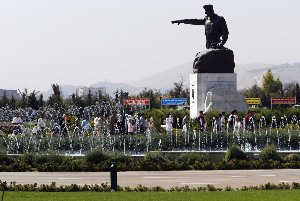 Una statua di Hafez Assad a Damasco, nel 1973 