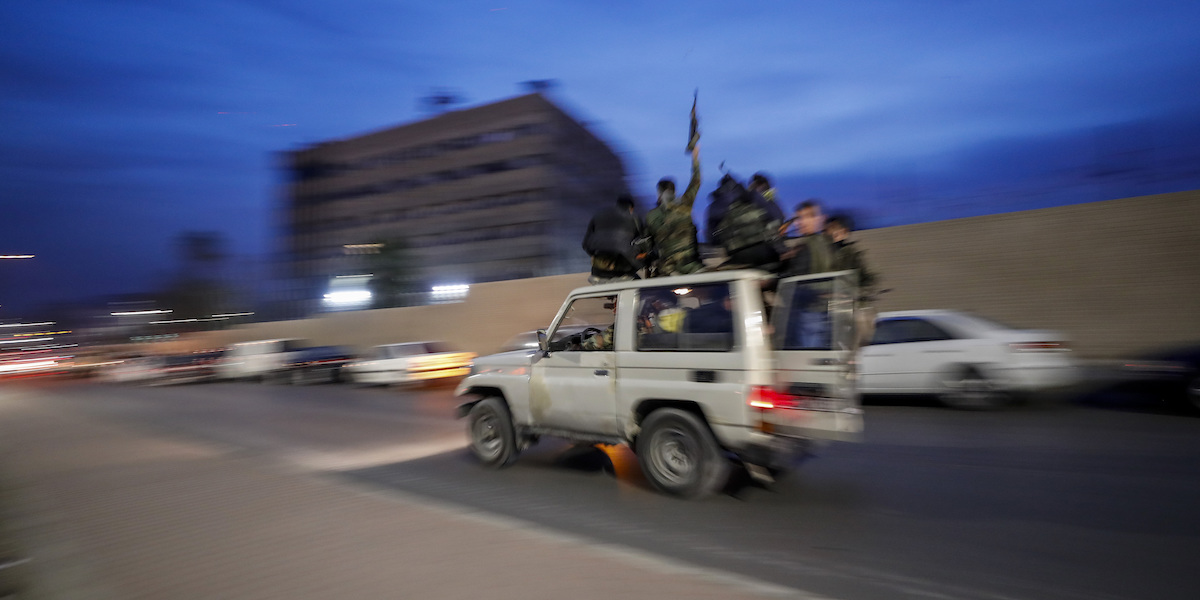 Combattenti delle forze anti-assadiste a Damasco, l'8 dicembre (AP Photo/Omar Sanadiki)