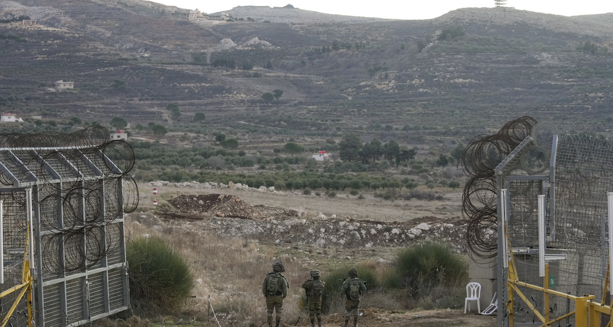 Soldati israeliani guardano le alture del Golan da uno dei varchi di confine