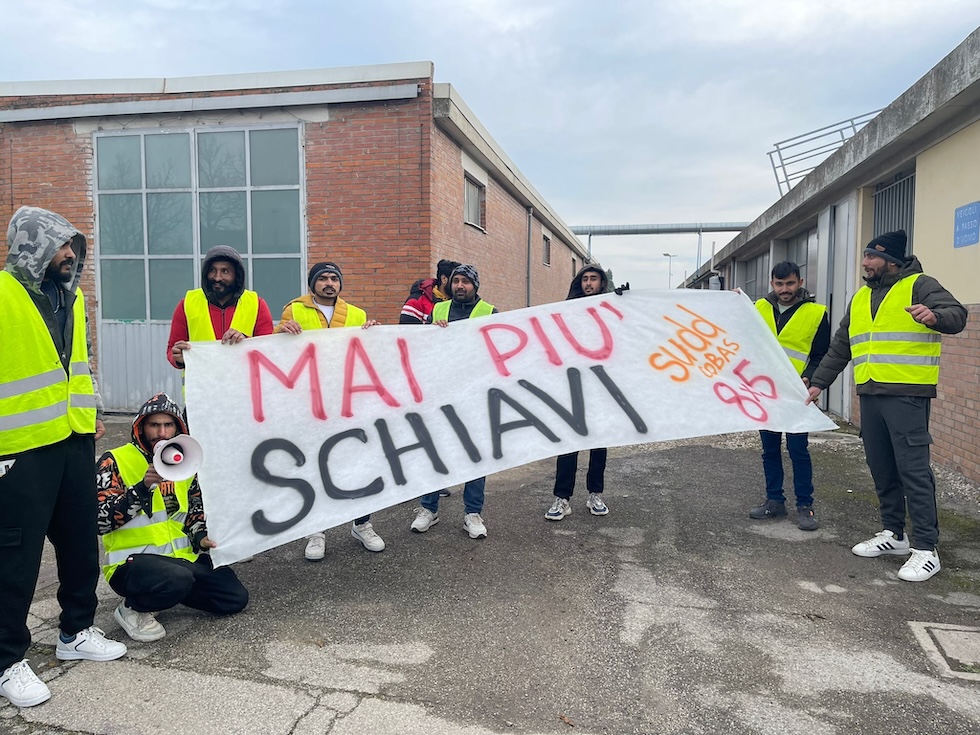 La protesta dei lavoratori della Sofalegname di Forlì