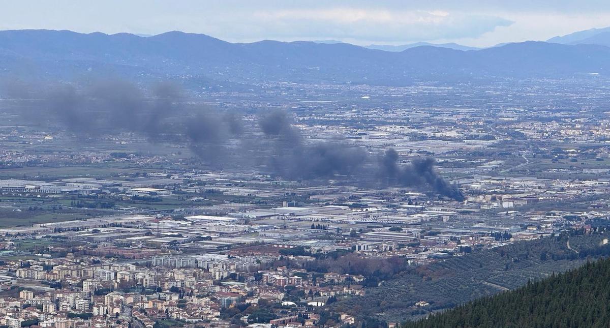 Il fumo causato dall'esplosione del deposito Eni di Calenzano (ANSA/CLAUDIO GIOVANNINI)