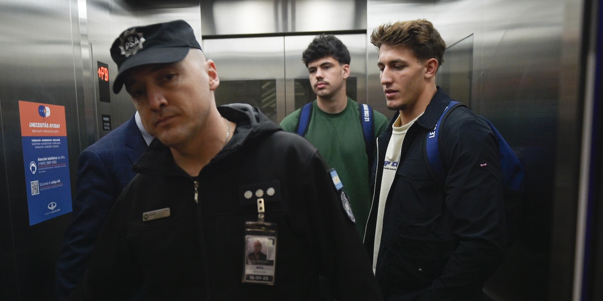 Oscar Jegou (a destra) e Hugo Auradou (in centro) accompagnati in aeroporto dalla polizia prima di rientrare in Francia con la libertà condizionale, 3 settembre 2024 (AP Photo/Gustavo Garello)