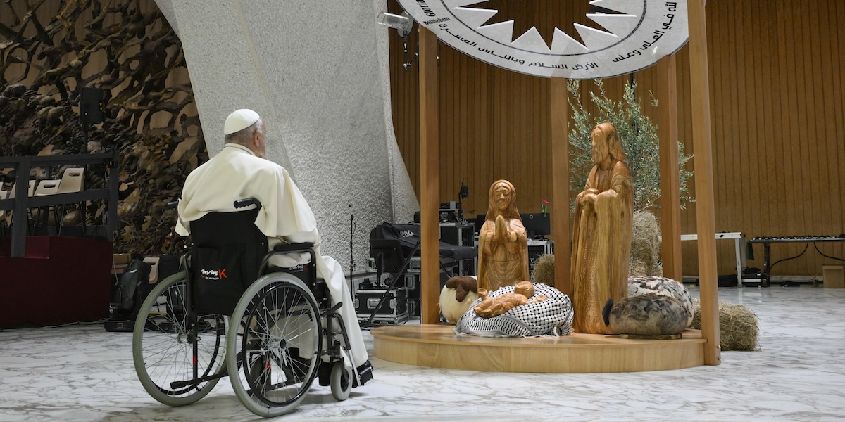 Il papa in preghiera di fronte al presepe, 7 dicembre 2024: in foto successive si vede che la kefiah è stata rimossa (Vatican Media/LaPresse)