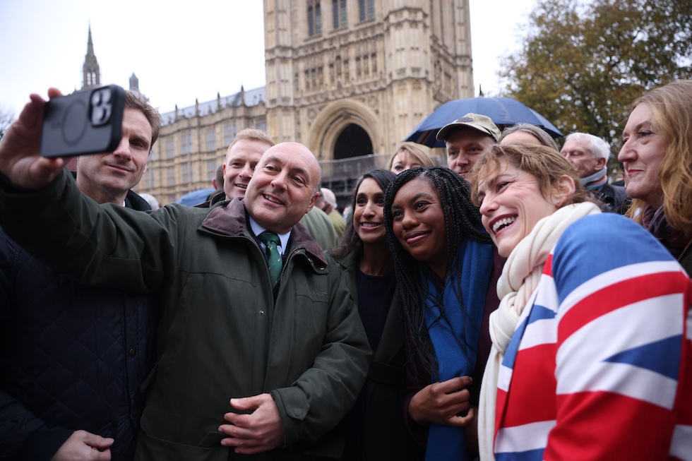 Il deputato Andrew Griffith scatta un selfie con Kemi Badenoch alla protesta degli agricoltori a Londra, lo scorso 19 novembre