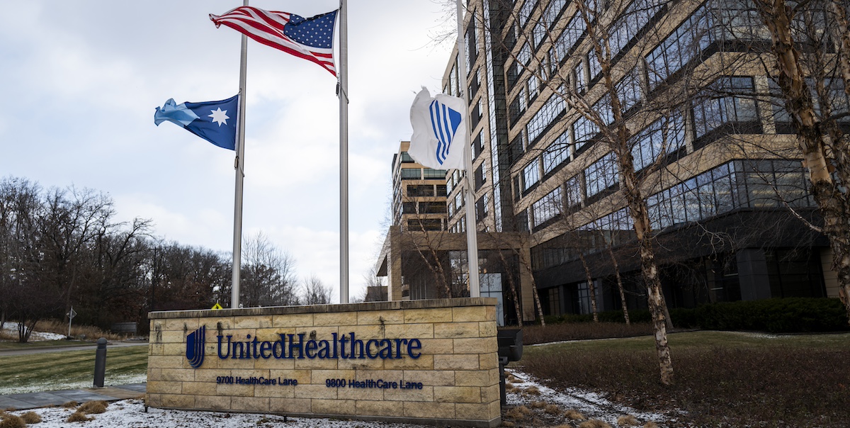 La sede principale della United Healthcare a Minnetonka, in Minnesota, con le bandiere a mezz'asta dopo l'omicidio dell'amministratore delegato Brian Thompson (Stephen Maturen/Getty Images)