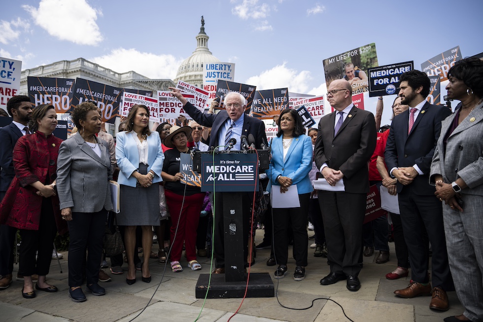 Il senatore Bernie Sanders a una protesta per chiedere l'introduzione di un sistema sanitario più accessibile, nel 2023 