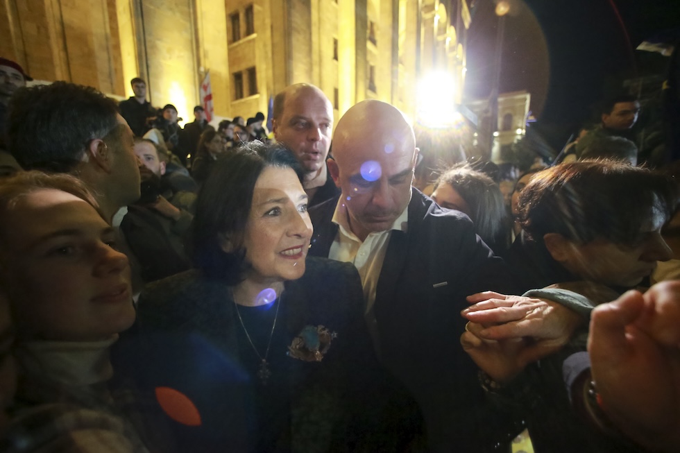 La presidente Salomé Zourabichvili si unisce ai manifestanti, il 28 ottobre