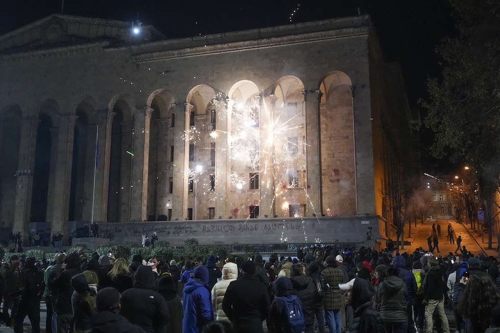 Fuochi d'artificio sparati durante le proteste verso il palazzo del parlamento, l'8 dicembre a Tbilisi