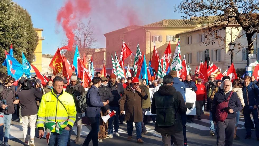 Una manifestazione dei lavoratori della Beko a Siena, il 25 novembre (ANSA/CRISTIAN LAMORTE)