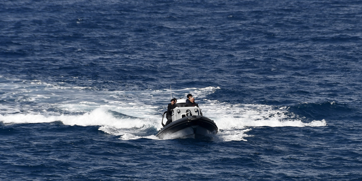 Una vedetta della guardia costiera greca al largo dell'isola di Samos, a settembre (AP Photo/Michael Svarnias)