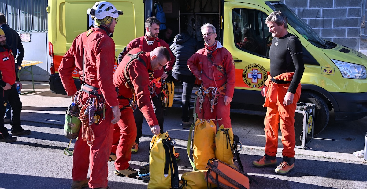 Alcuni degli operatori impegnati nelle operazioni di soccorso della speleologa Ottavia Piana