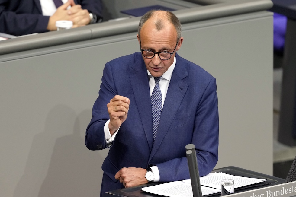 Il leader della CDU e dell'opposizione, Friedrich Merz, in parlamento 