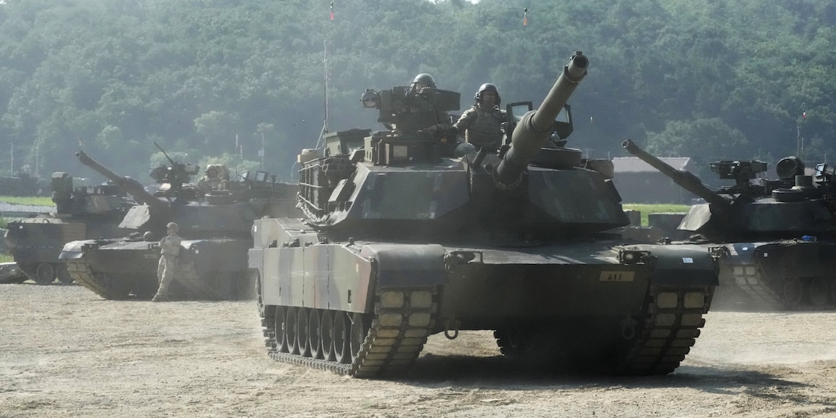 Carri armati M1A2 Abrams dell'esercito statunitense durante un'esercitazione in Corea del Sud, 14 agosto 2024 (AP Photo/Ahn Young-joon)