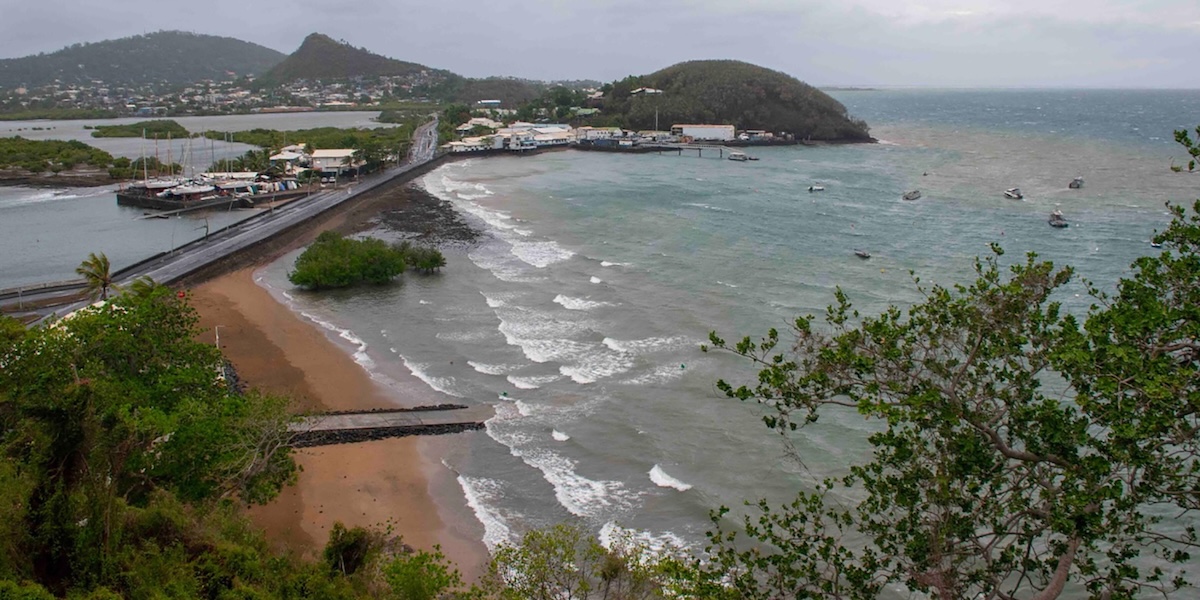 Un tratto della costa di Grande Terre, l'isola principale di Mayotte, dopo il passaggio del ciclone Chido, il 15 dicembre 2024 (EPA/ETAT-MAJOR DES ARMEE)