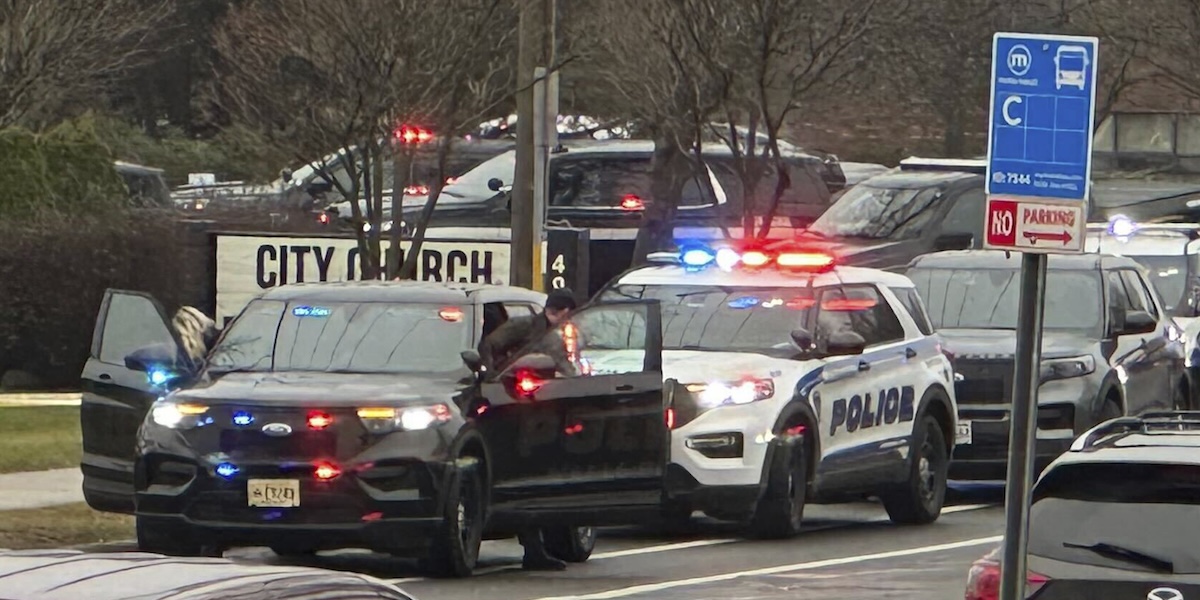 Auto della polizia davanti alla scuola di Madison, Wisconsin, 16 dicembre 2024 (AP Photo/Scott Bauer)