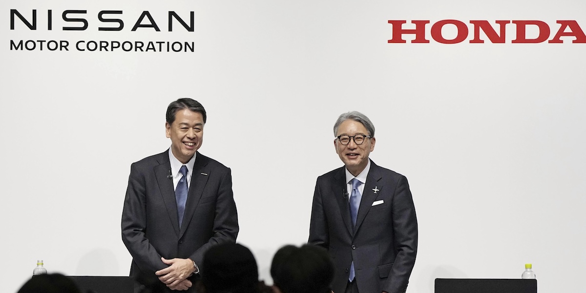 L'amministratore delegato di Nissan Makoto Uchida, insieme al presidente di Honda Toshihiro Mibe (Kyodo News via AP, File)