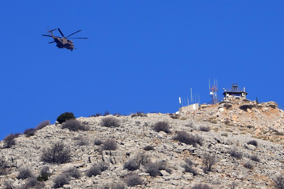 Un elicottero israeliano sorvola la sommità del monte Hermon, il 17 dicembe 2024 (