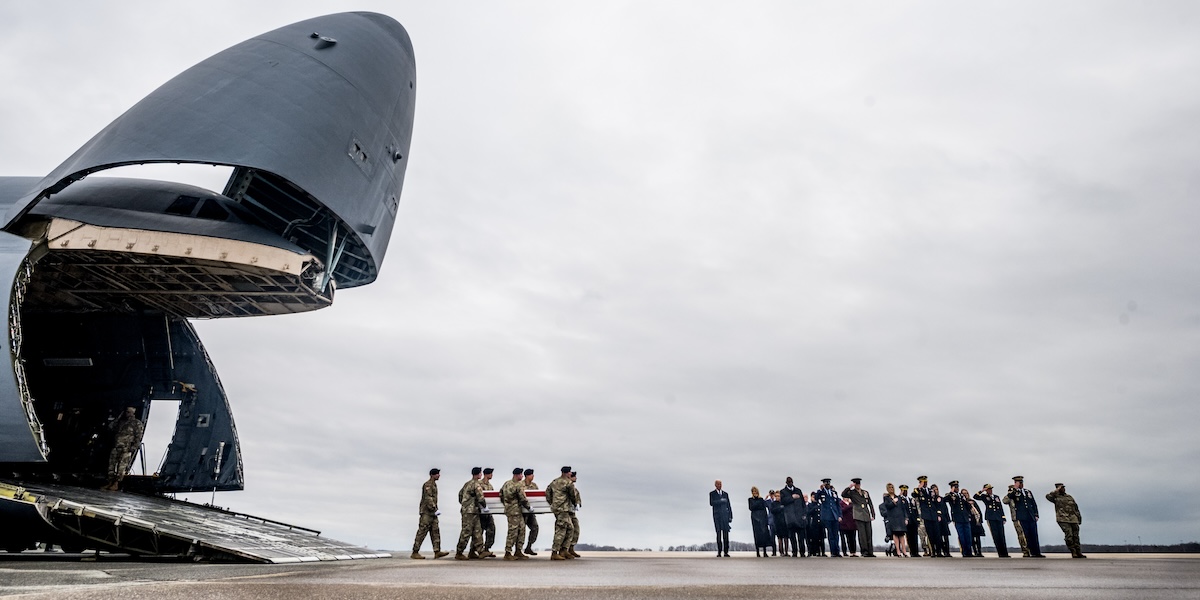 I corpi dei tre soldati statunitensi uccisi il 28 gennaio in Giordania vengono portati nella base aerea di Dover, negli Stati Uniti, 2 febbraio 2024 (Scott Serio/Zumapress/Ansa)