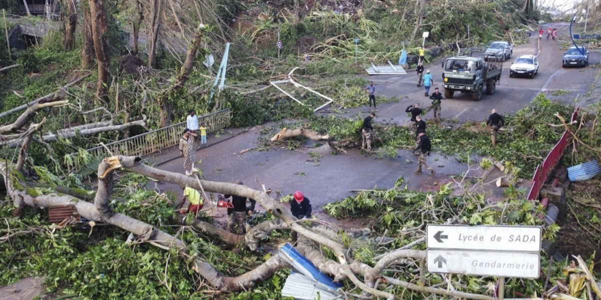 Le operazioni di emergenza per liberare una strada dagli alberi caduti a Mayotte (Ministere de l'Interieur/ Gendarmerie Nationale via AP)