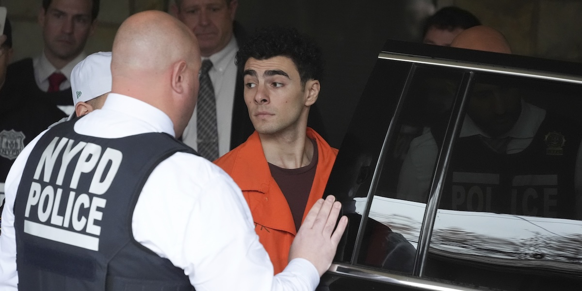 Luigi Mangione lascia il tribunale della Pennsylvania dopo essere stato consegnato alla polizia di New York, dove sarà processato per omicidio (AP Photo/Gene J. Puskar, Pool)