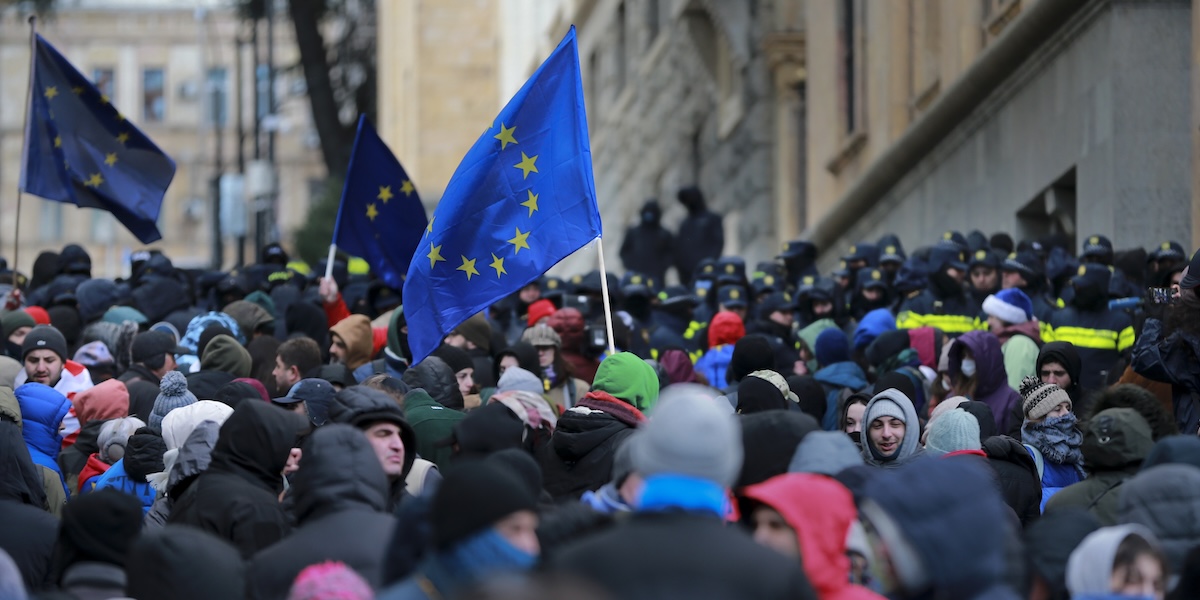 Una manifestazione contro il governo a Tbilisi, il 14 dicembre