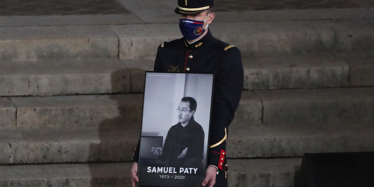 Un memoriale per la morte di Samuel Paty nel 2020 (AP Photo/Francois Mori, Pool, File)