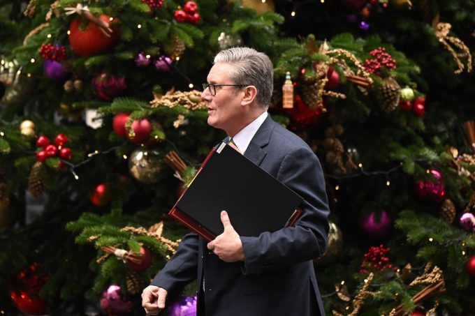 Keir Starmer davanti all'albero di Natale allestito a Downing Street, la residenza del primo ministro, il 18 dicembre 