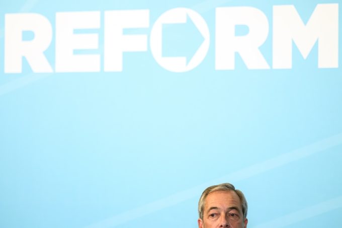 Nigel Farage durante una conferenza stampa